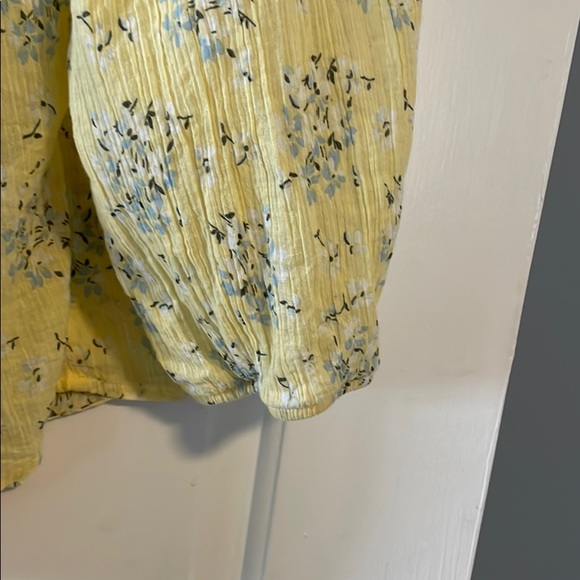 Yellow blouse with light blue flowers - Picture 2 of 4